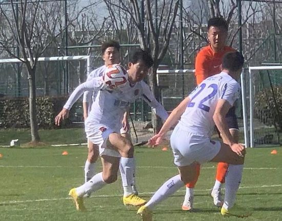 拦下之后，五个人就硬往里挤。